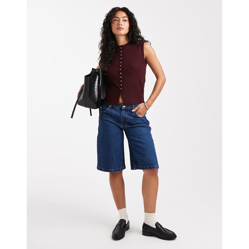 New Look button crew neck knitted waistcoat in burgundy-Red 108143513