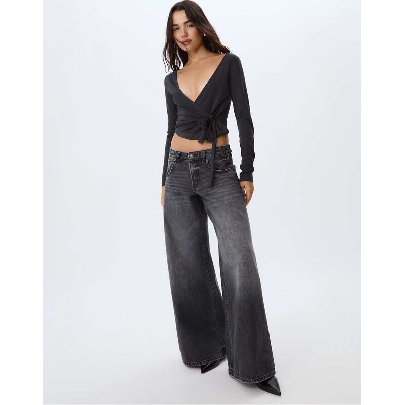 Stradivarius Low-waist wide-leg jeans with stars in black denim