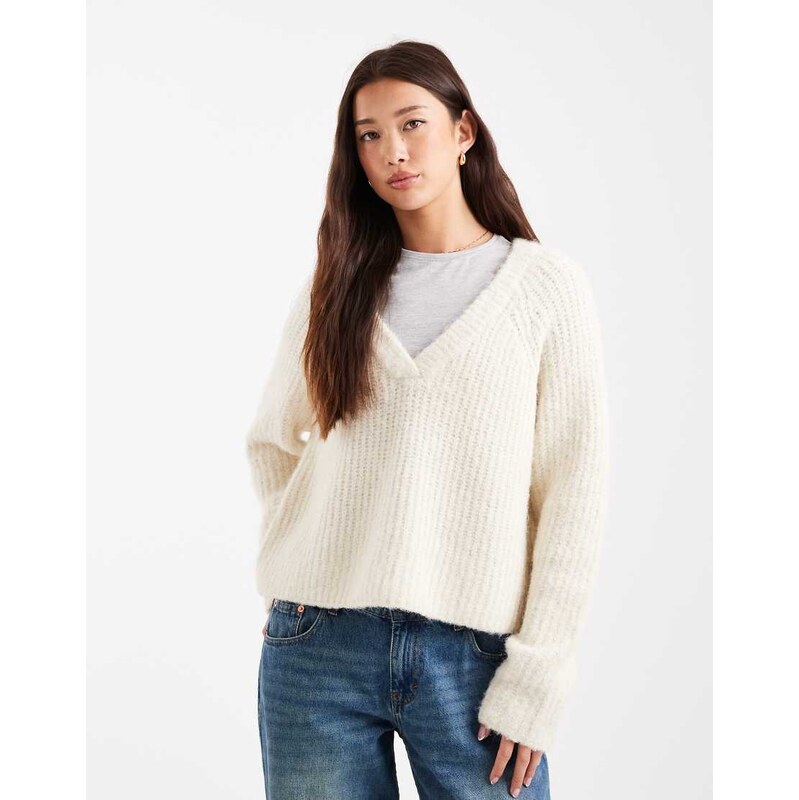 Vero Moda soft fluffy knit v-neck jumper in cream-White 108199725