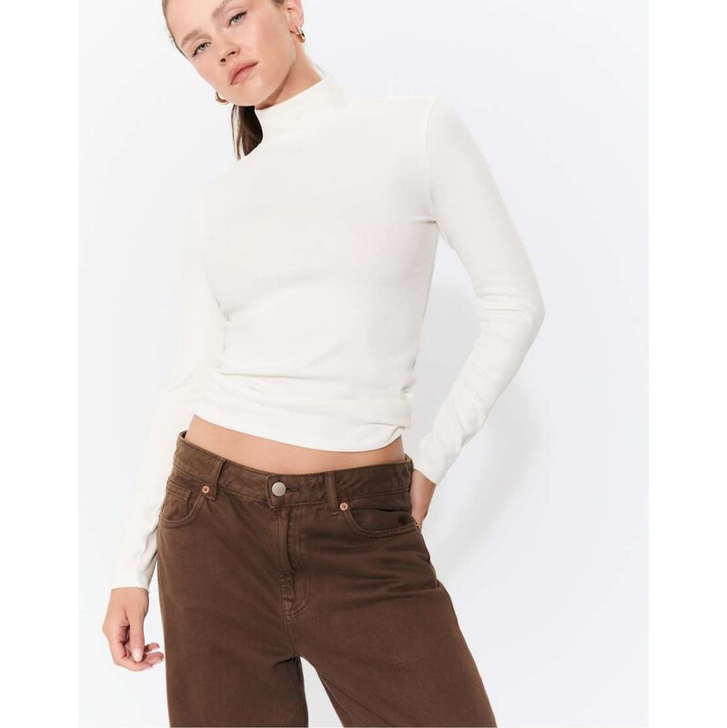 Stradivarius Basic high neck t-shirt in ecru-White 108290399