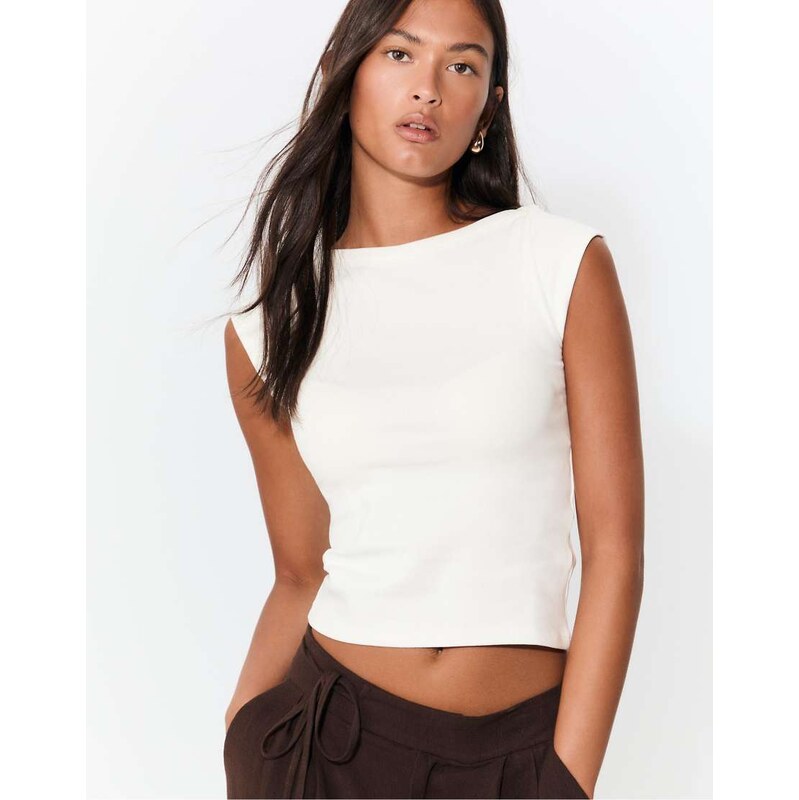 Stradivarius Basic boatneck t-shirt in ecru-White 108348777