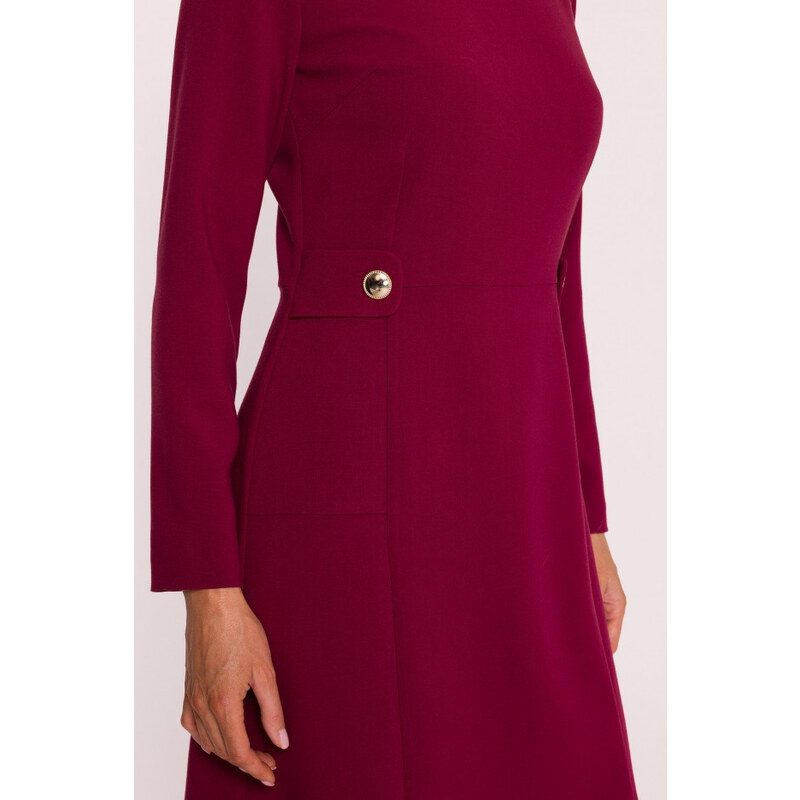 model 21319195 Šaty s ozdobnými knoflíky v pase bordó - STYLOVE