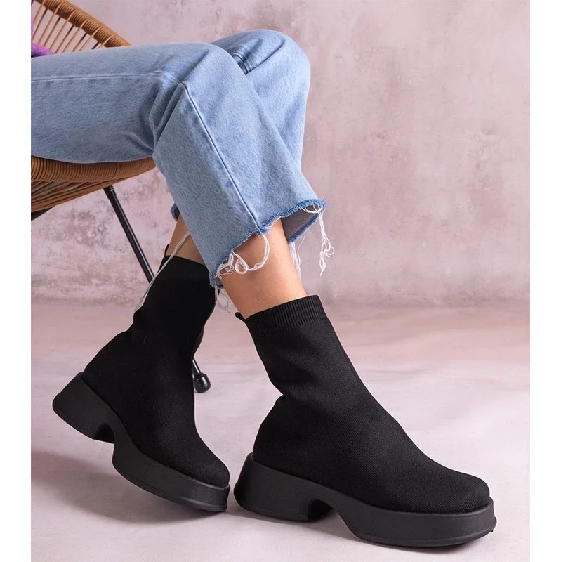 Gemre Black ankle boots with a flexible upper Evel