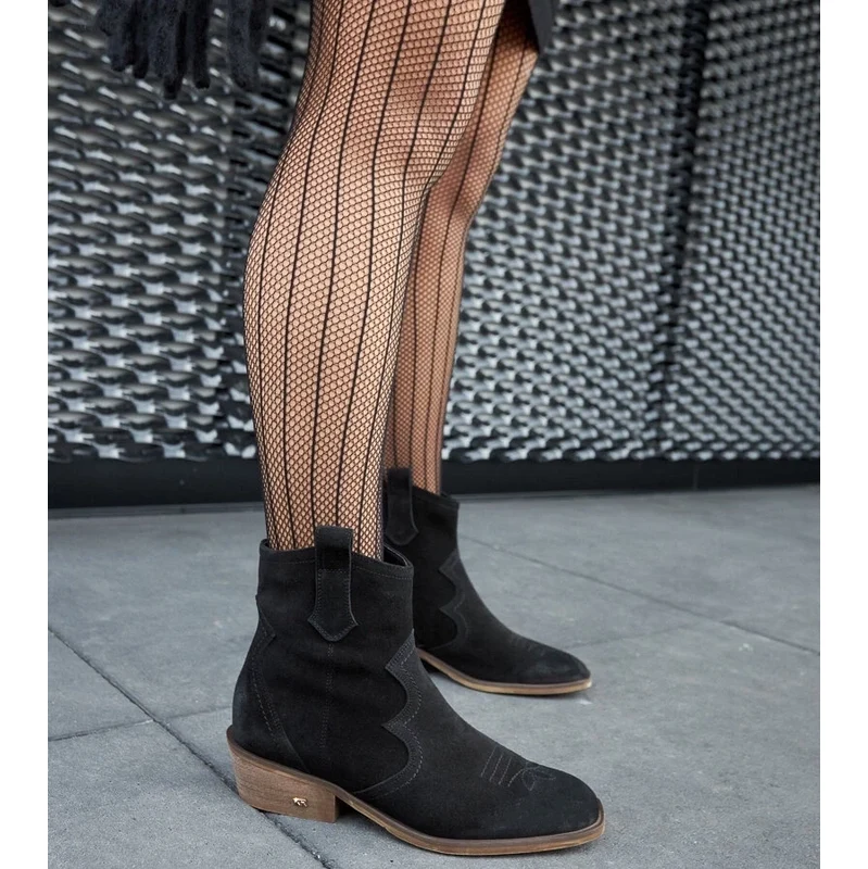 Gemre Black leather ankle boots with low block heel Karino