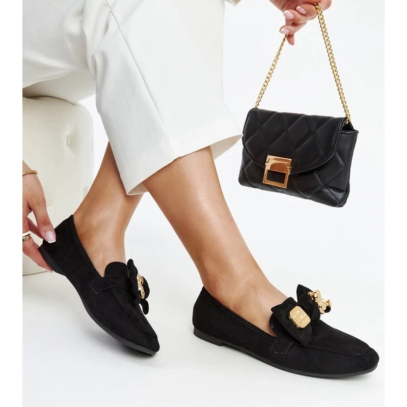 Gemre Black loafers with a decorative safety pin Kibra 108598032