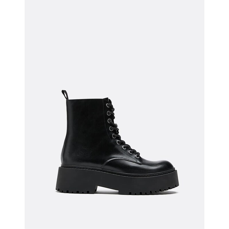 Stradivarius Flat lace-up ankle boots in black 115730607