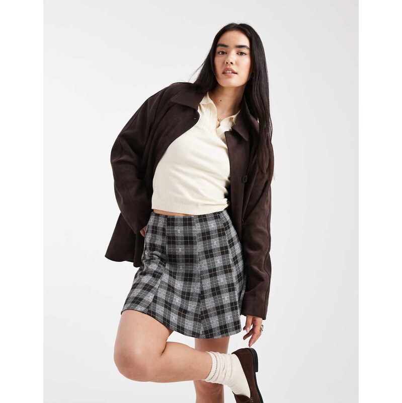 New Look check flippy mini skirt in grey 108958584