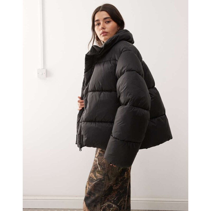 Weekday oversized puffer coat in black 110051640