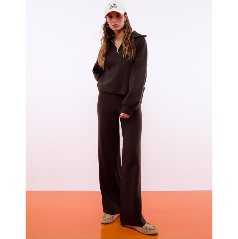 Stradivarius Knit jumper with zip in brown 108972500