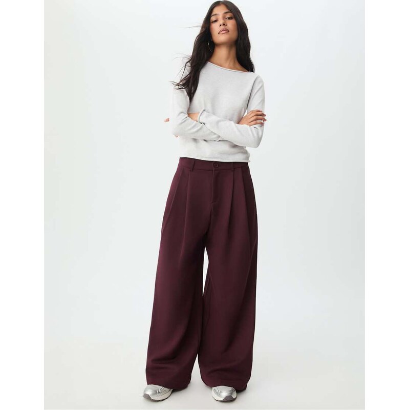 Stradivarius Wide leg smart trousers with darts in burgundy-Red 108972516