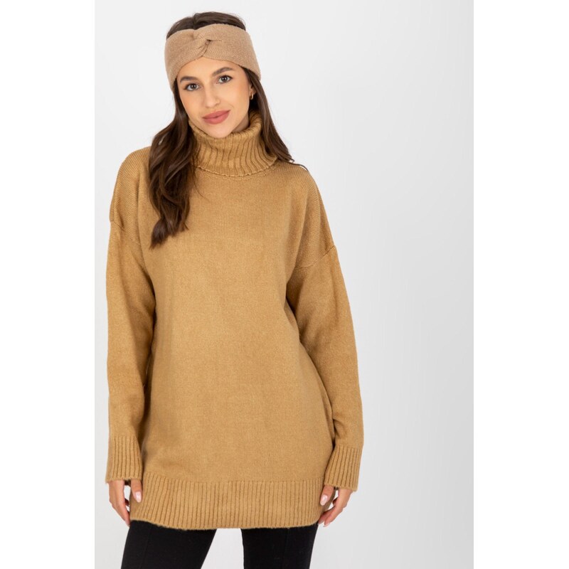 MladaModa Volný rolákový svetr model 33189 barva camel 109020294