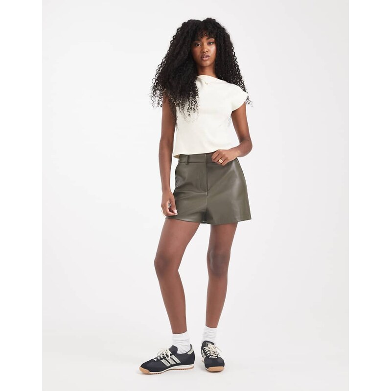 New Look faux leather tailored short in dark khaki-Green