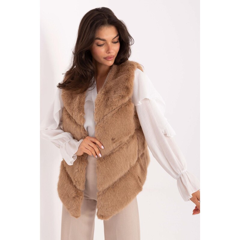 MladaModa Kožešinková vesta s kapsami model 34900 barva camel