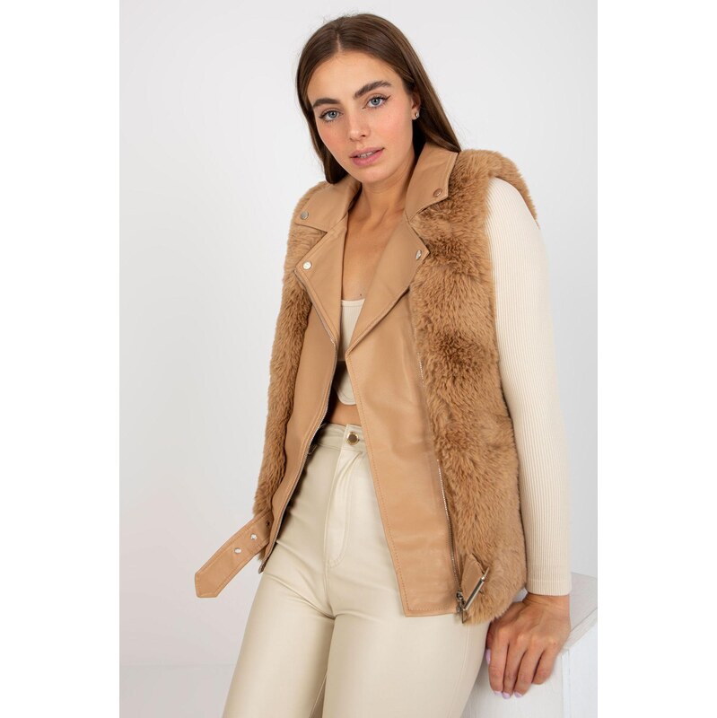 MladaModa Koženková vesta s kožešinkou model 03663 barva camel