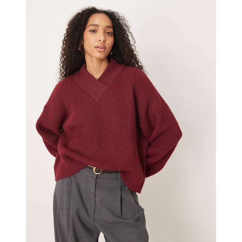 ASOS DESIGN v neck jumper in burgundy-Red