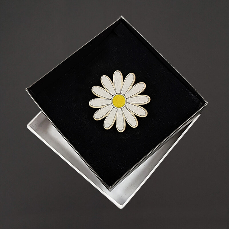AMADEA Dřevěná brož sedmikráska, 4 cm, český výrobek 109450297