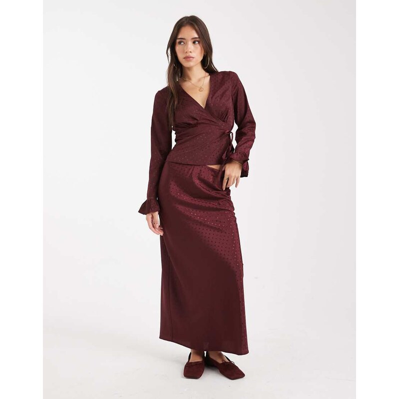 Wednesdays Girl midaxi polka dot textured skirt in burgundy-Navy