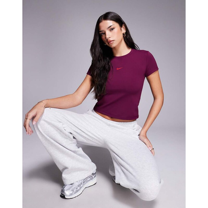 Nike Gym Life Swoosh cropped t-shirt in burgundy-Red