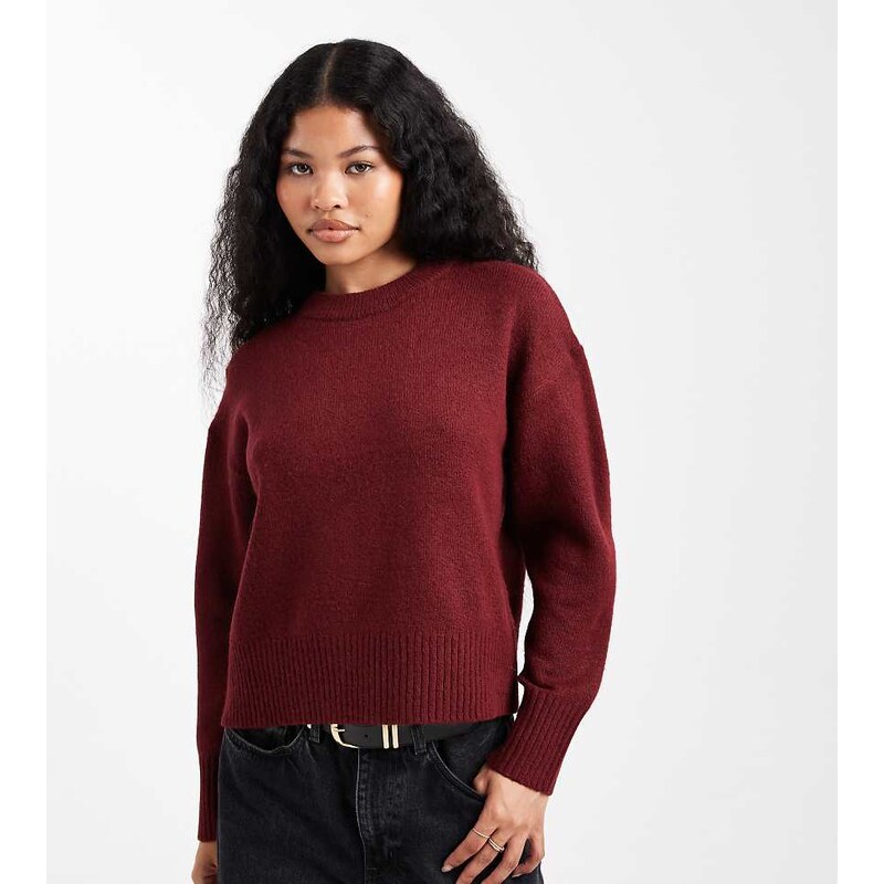 New Look Petite crew neck jumper in burgundy-Red 109635381