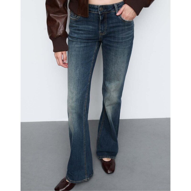 Stradivarius D67 slim fit boot-cut jeans in medium denim wash-Blue 109837844