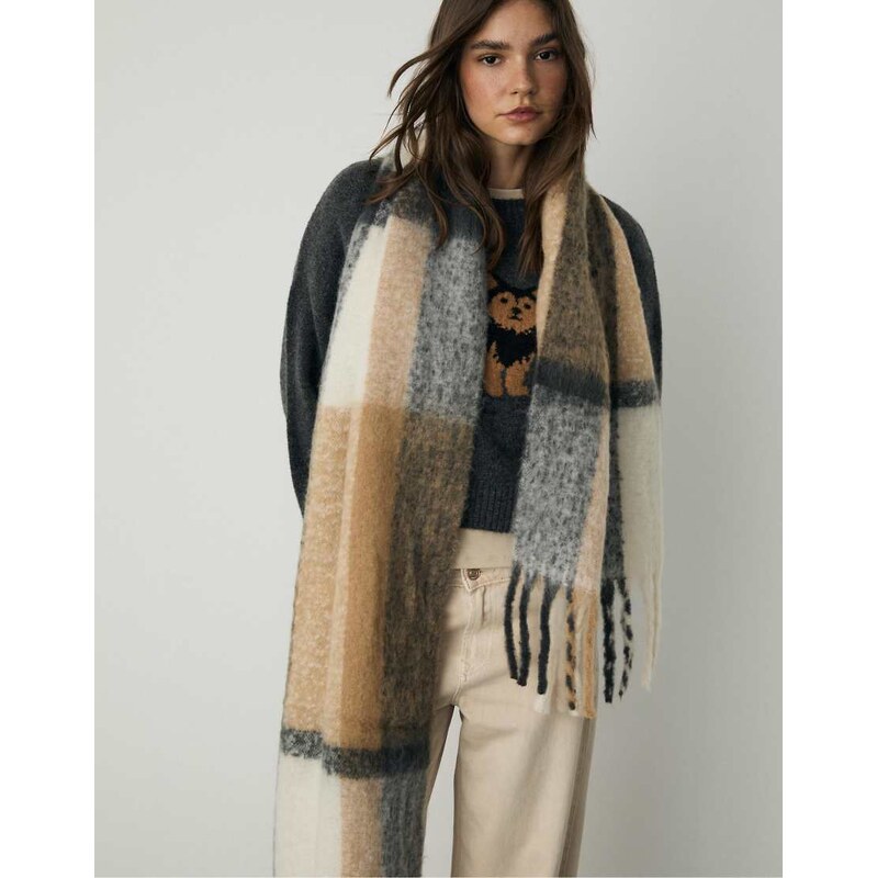 Stradivarius Thick check scarf in black 110050051