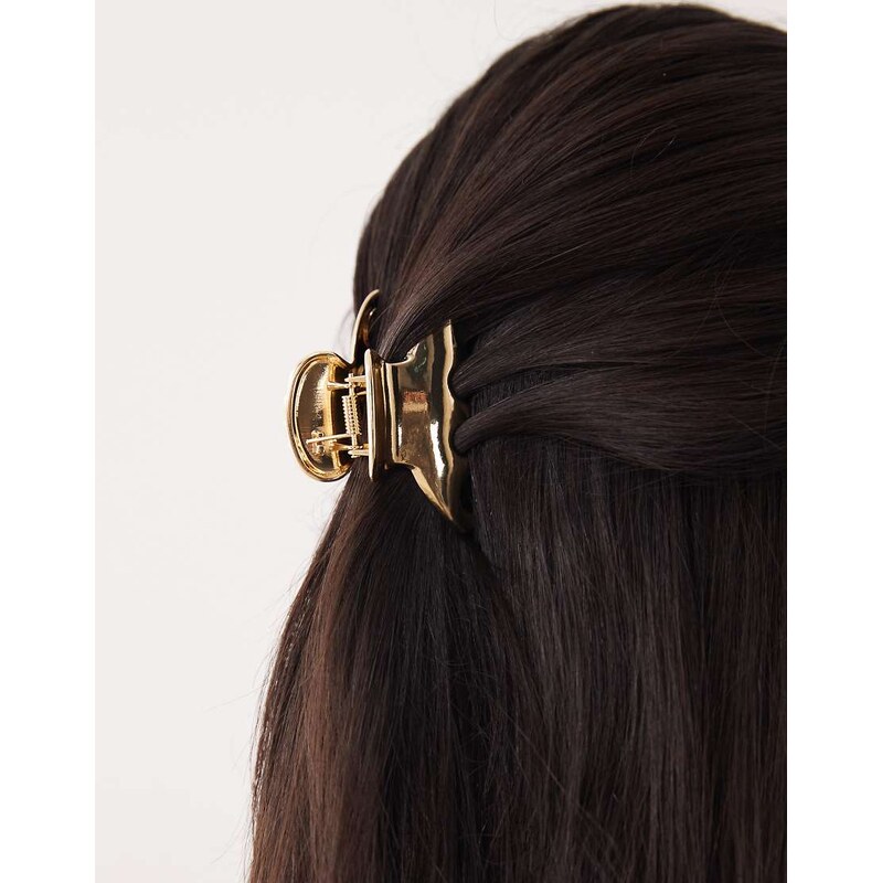 Sui Ava glossy metallic hair claw in gold 111148533