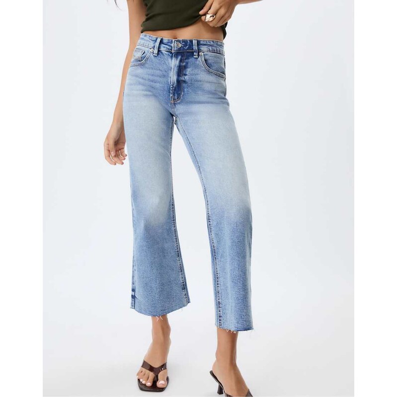 Stradivarius D78 cropped flared jeans in medium denim wash-Blue