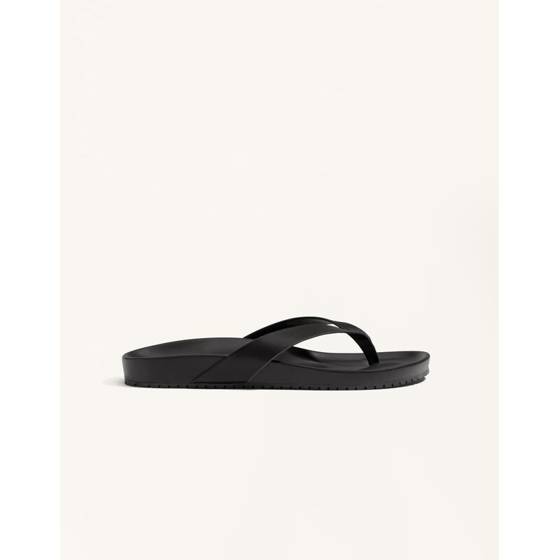OYSHO Strappy flat sandal in black 110585301