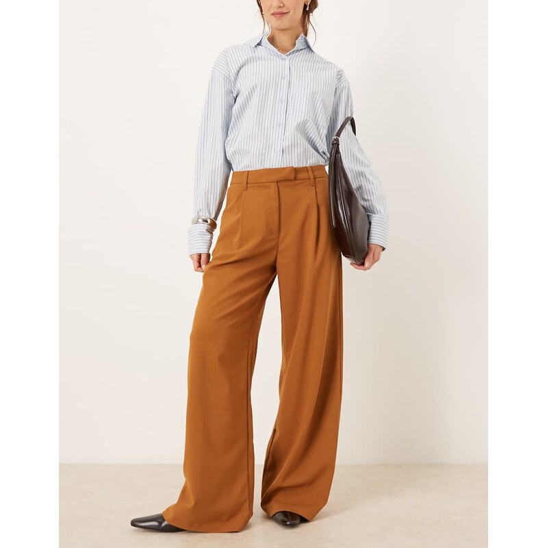 ASOS DESIGN tailored low rise wide leg trousers in dark camel-Brown 112748544