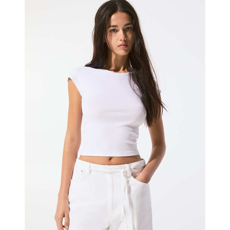 Pull&Bear Fitted t-shirt with cap sleeves in white 110922839