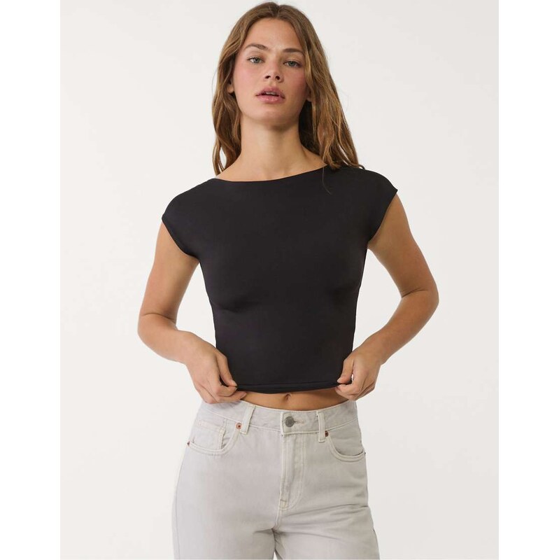 Stradivarius Open-back t-shirt in black 110922928