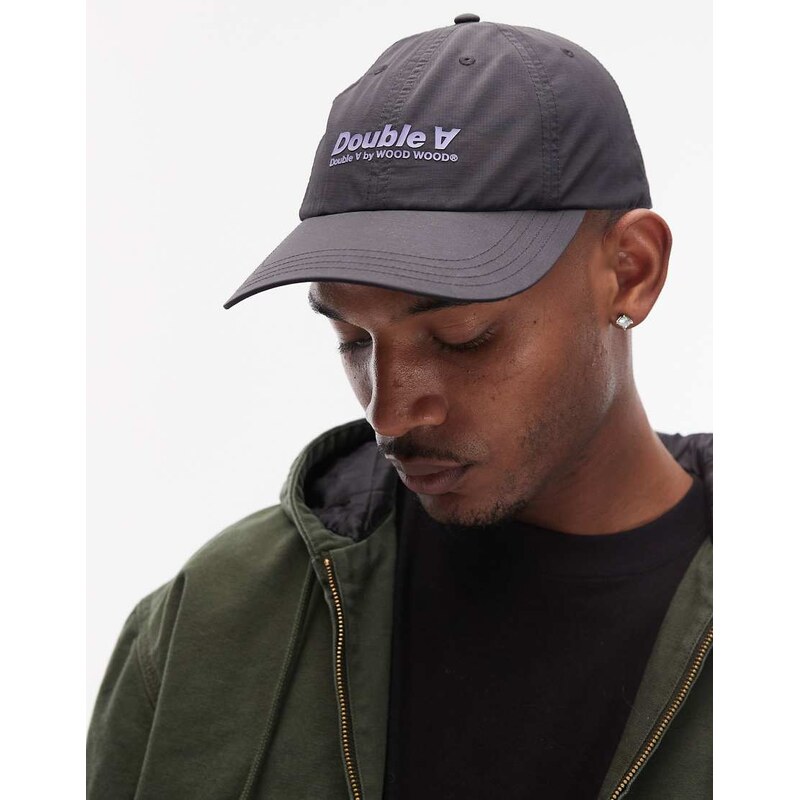 Double A By Wood Wood tech italic cap in black