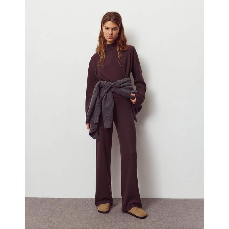Pull&Bear Soft touch straight fit pants in burgundy-Red 111155959