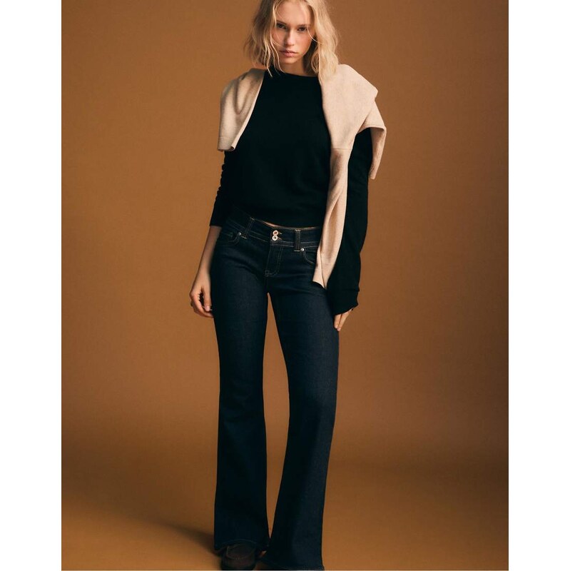 Stradivarius Low-rise bell bottom jeans with two metal buttons in 111201982