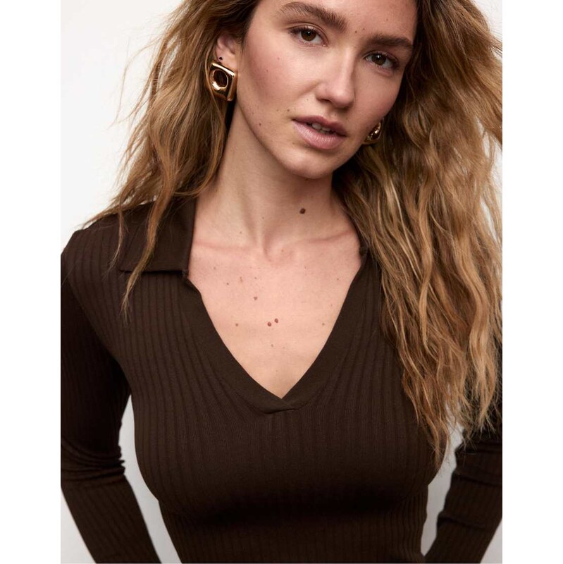 Stradivarius Seamless polo t-shirt in brown 111258840