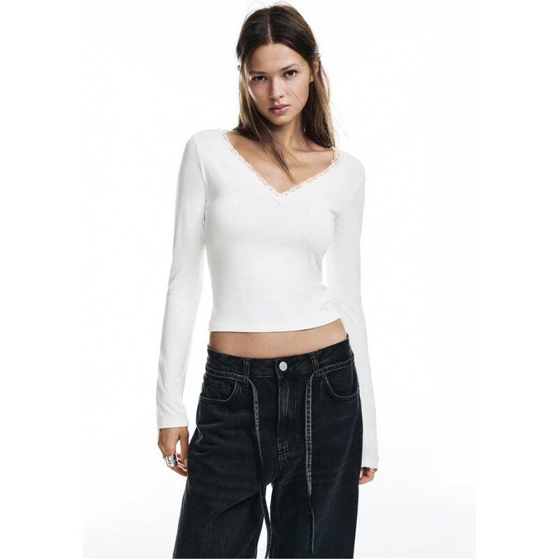 Pull&Bear Lace trim neckline t-shirt in off white 111259094