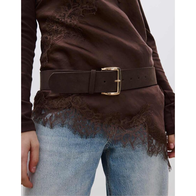 Stradivarius Semi-wide faux suede belt in gold-Yellow 111274036