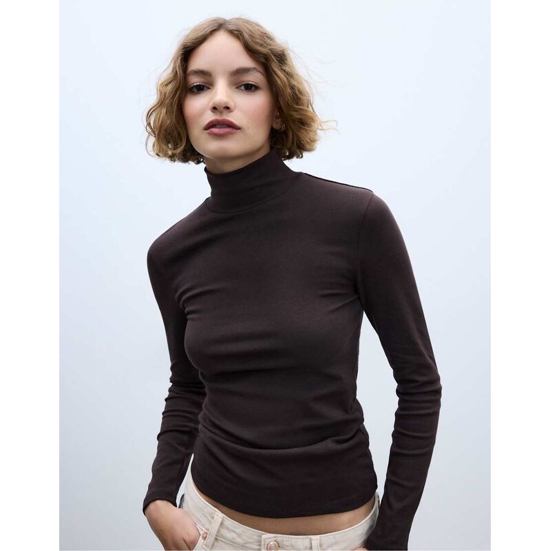 Stradivarius Basic high neck t-shirt in brown 111274034