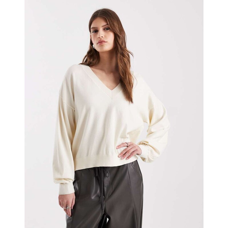 ASOS DESIGN fine knit soft v neck jumper in ecru-White 111321925