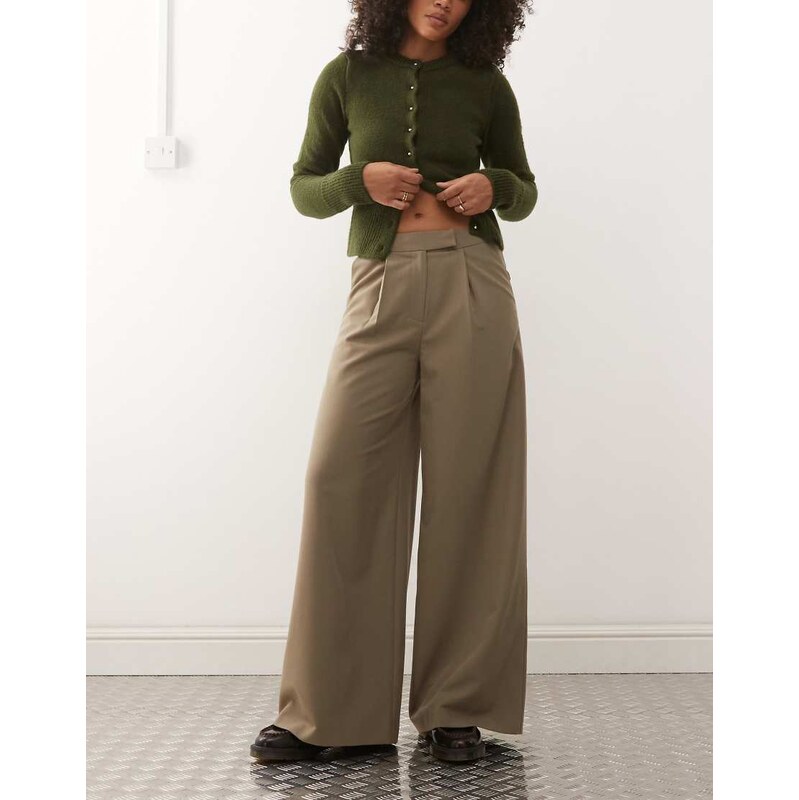 Reclaimed Vintage wide leg trouser with pleat detail in khaki