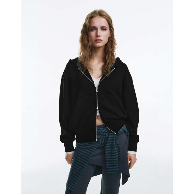 Pull&Bear Zip-up hoodie in black 112185075