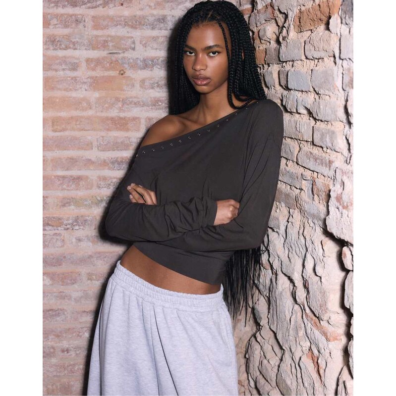 Stradivarius Asymmetric studded t-shirt in brown 112484902