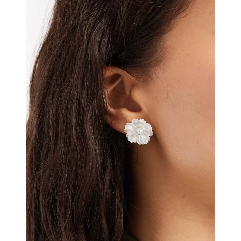 Pieces floral stud earrings in pearly white