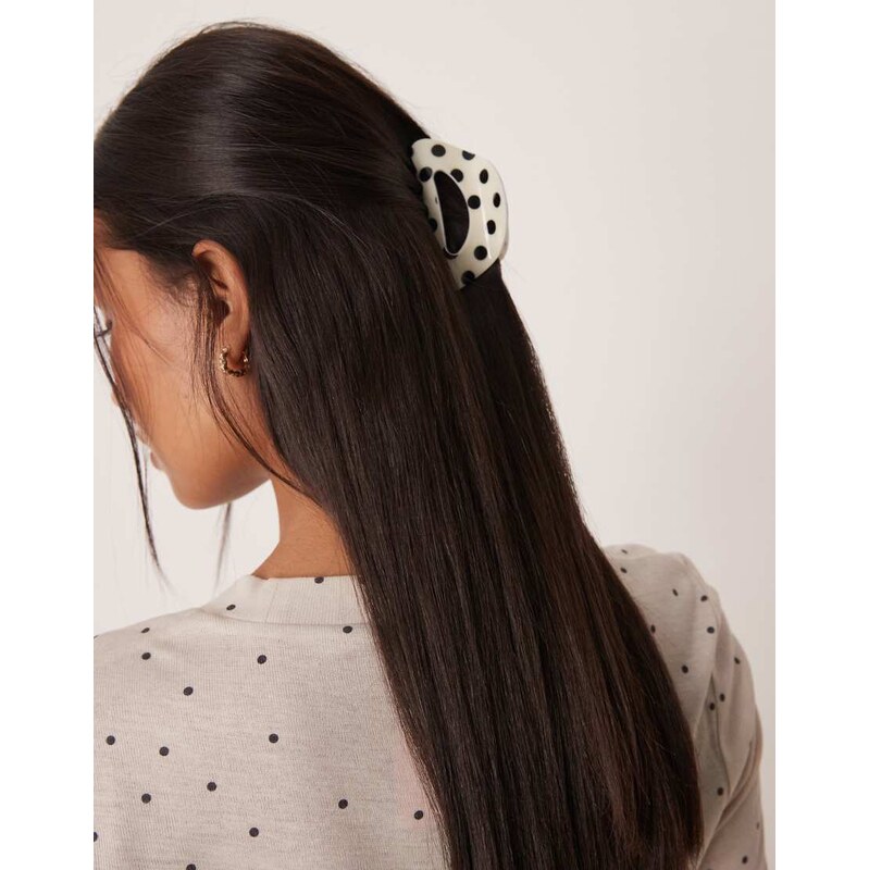 Sui Ava cloud meduim size polka dot hair claw in black and white 112670967