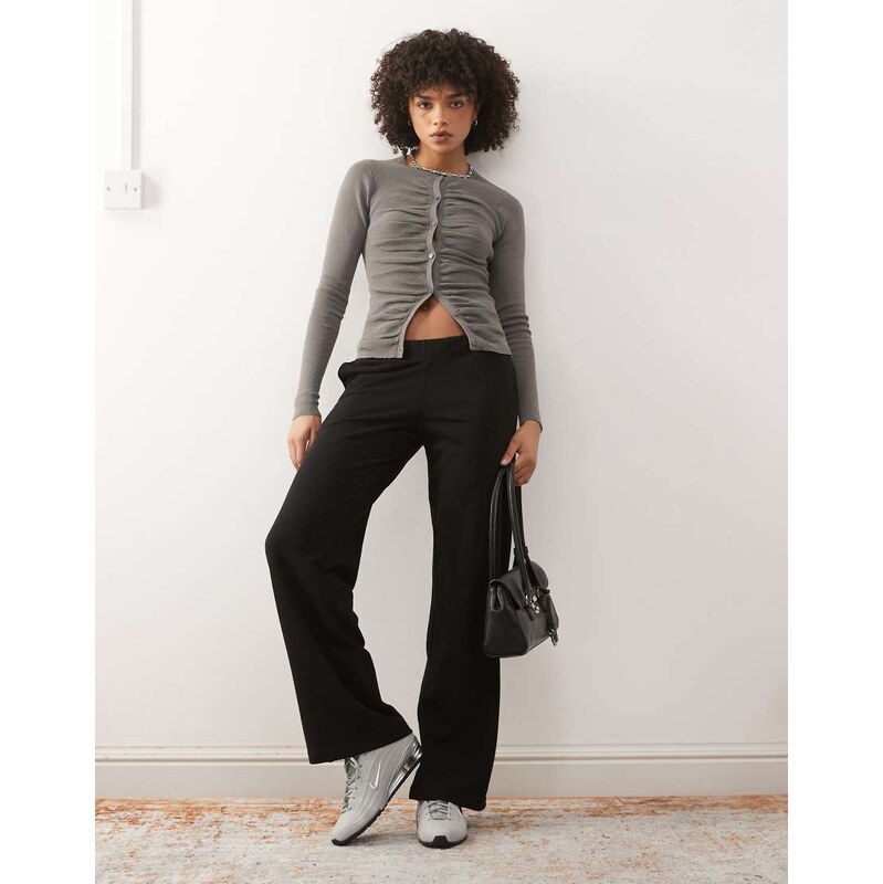 Weekday low waisted wide leg joggers in black 115521054