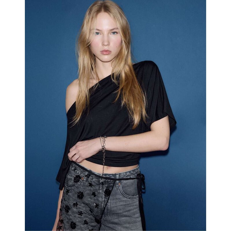 Stradivarius Basic batwing sleeve t-shirt in black 112640105