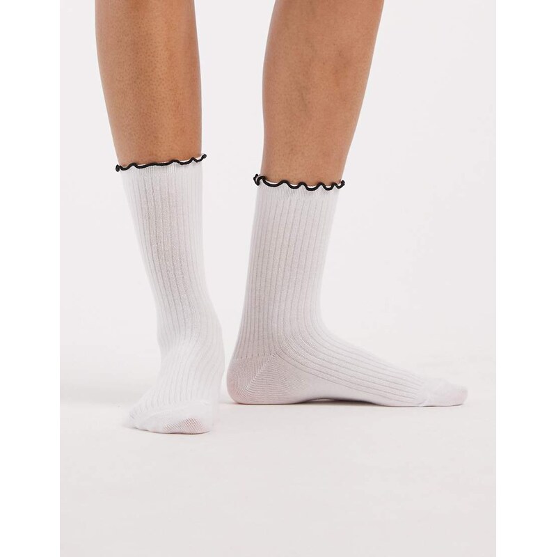 Pieces contrast frilly trim socks in white 112670840