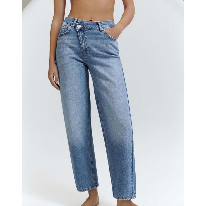 Pull&Bear Straight-leg jeans with crossover waistband in medium