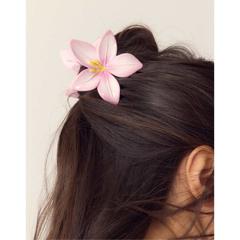 Stradivarius Flower clip in pale pink 112979248