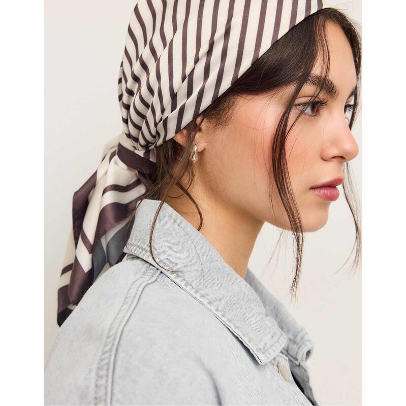 Stradivarius Checked line scarf in ecru-White 113044030
